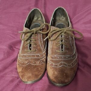 Comfy B.O.C. brown suede Oxfords with blue stitching